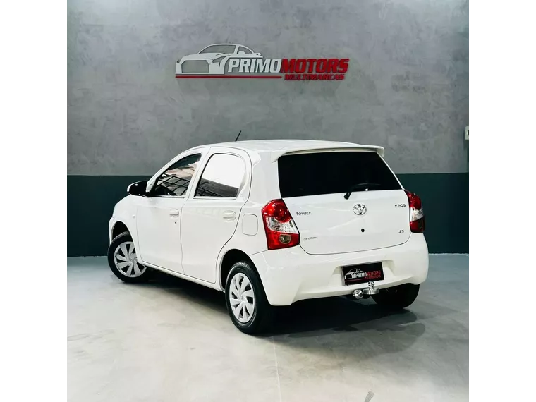 Toyota Etios Branco 6