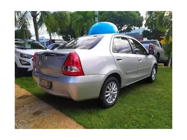 Toyota Etios Prata 4