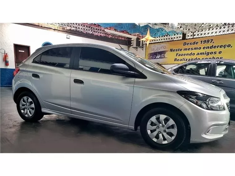 Chevrolet Onix Prata 1