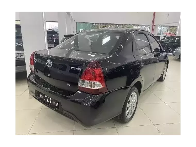 Toyota Etios Preto 3