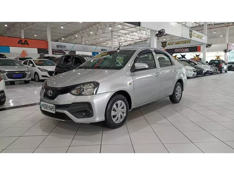 Toyota Etios Prata 1