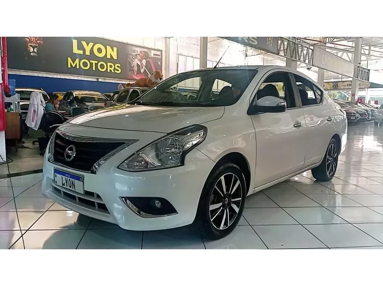 Nissan Versa Branco 5