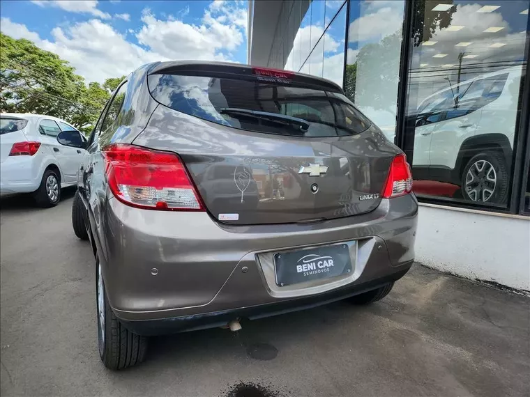 Chevrolet Onix Cinza 4