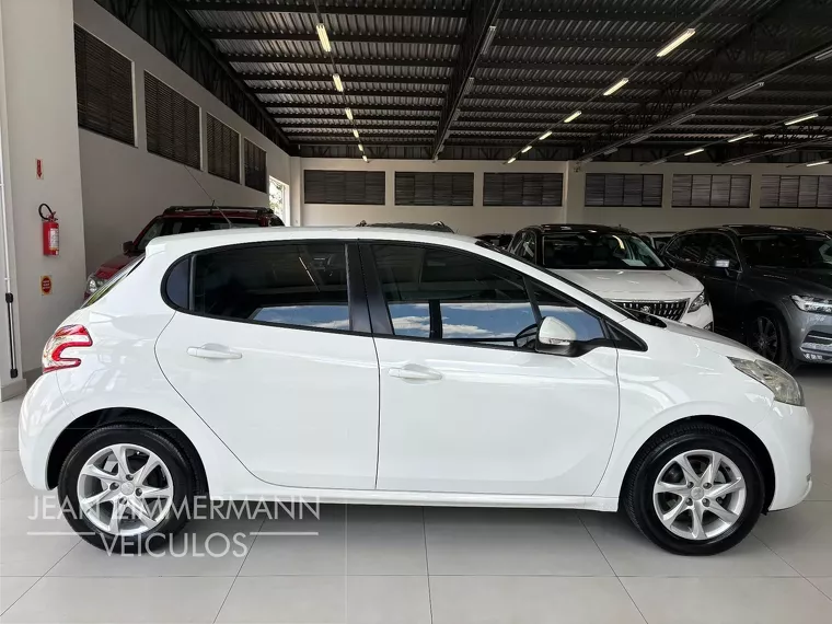 Peugeot 208 Branco 15