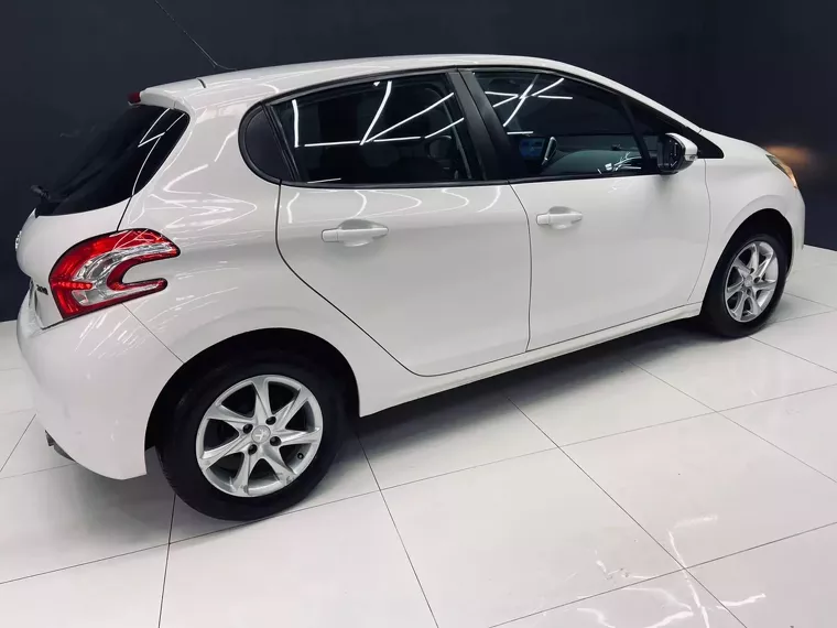 Peugeot 208 Branco 13