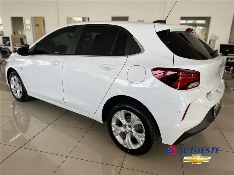 Chevrolet Onix Branco 6