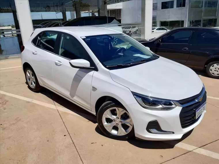 Chevrolet Onix Branco 17