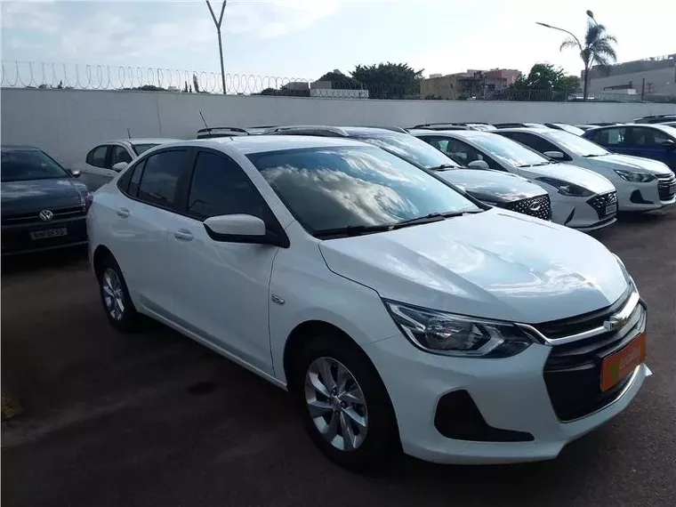 Chevrolet Onix Branco 10