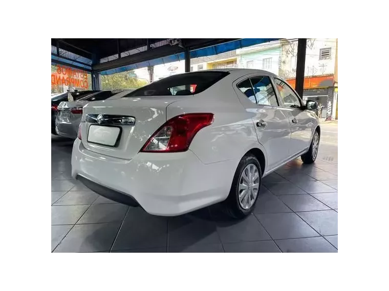 Nissan Versa Branco 3