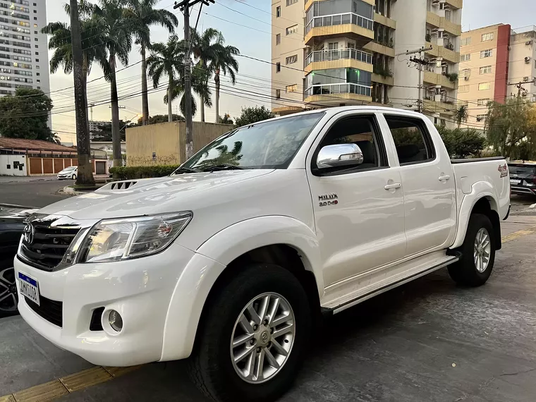 Toyota Hilux Branco 27