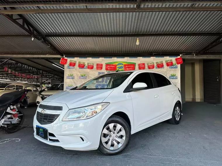 Chevrolet Onix Branco 1