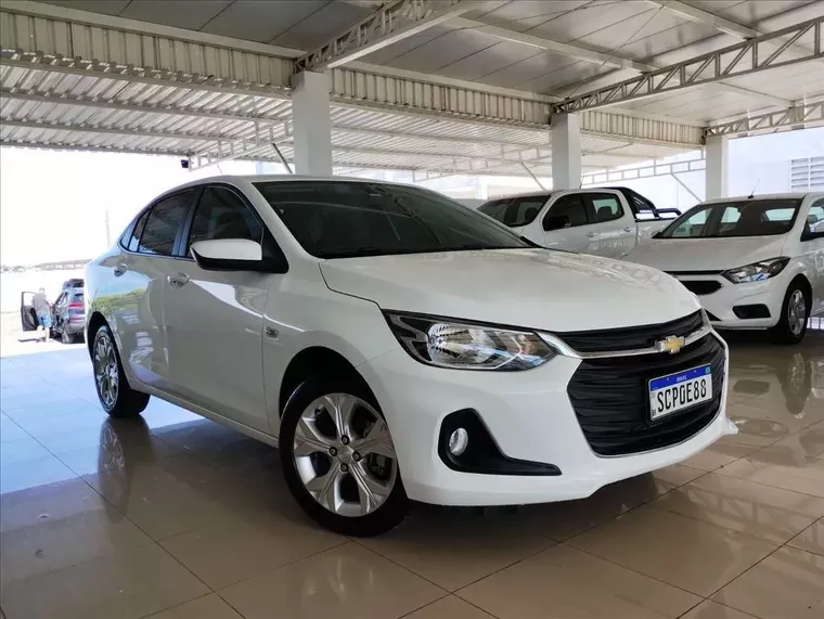 Chevrolet Onix Branco 2