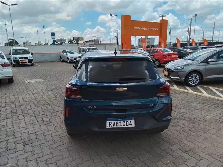 Chevrolet Onix Azul 18