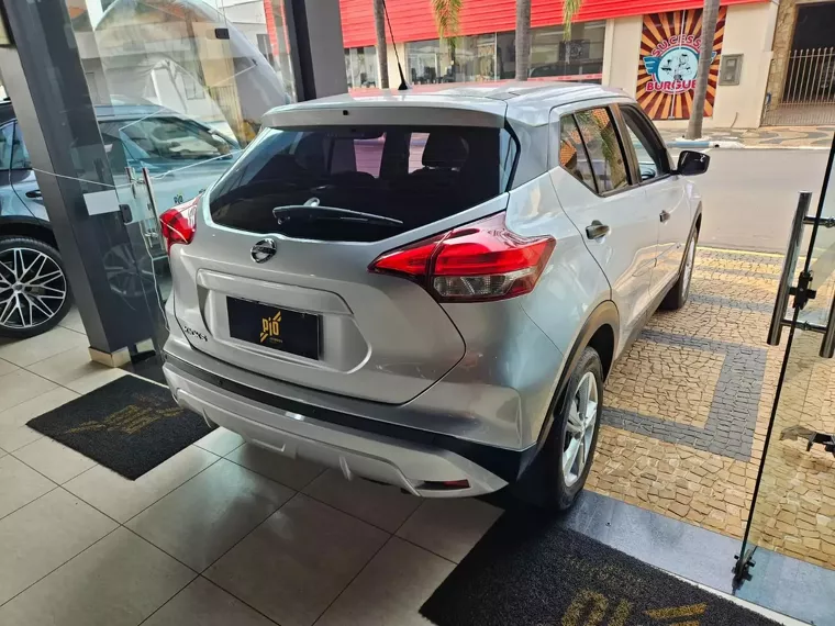 Nissan Kicks Prata 13