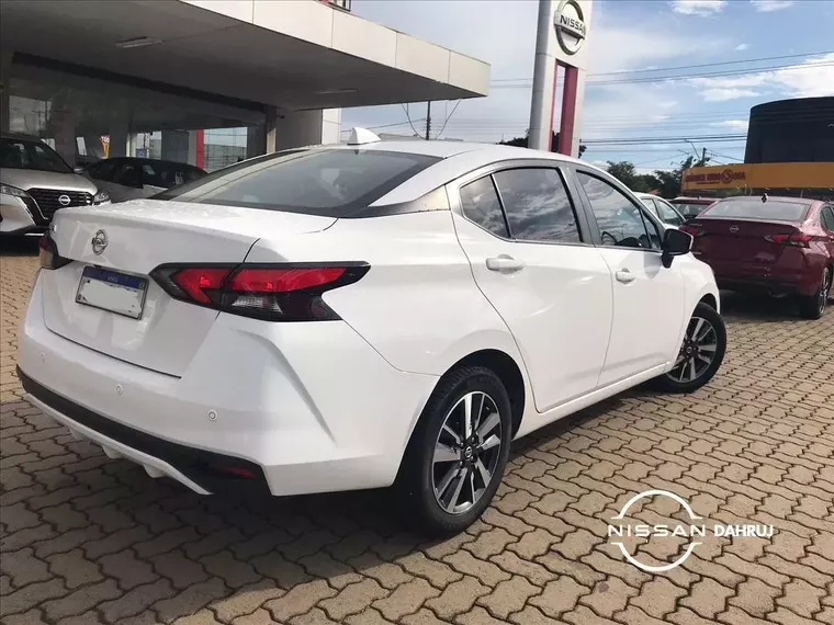 Nissan Versa Branco 6