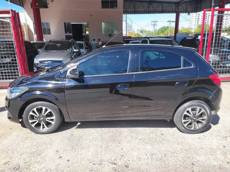 Chevrolet Onix Preto 1