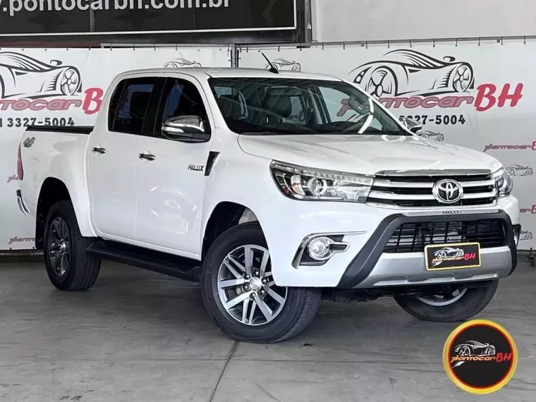 Toyota Hilux Branco 4