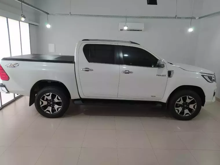Toyota Hilux Branco 15