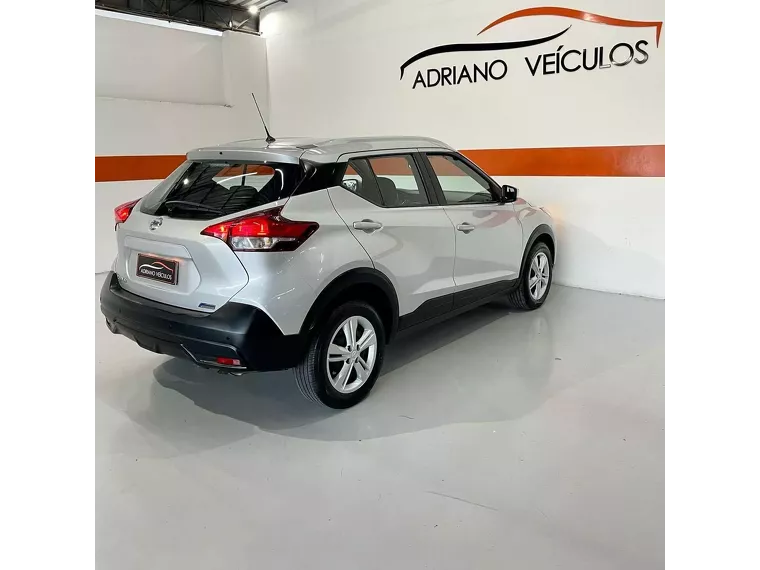 Nissan Kicks Prata 5