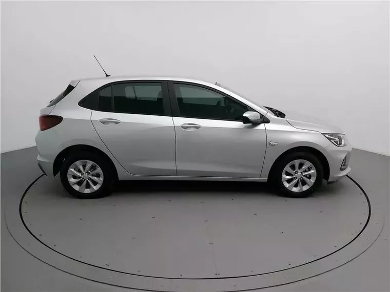 Chevrolet Onix Prata 4