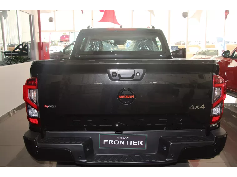 Nissan Frontier Preto 4