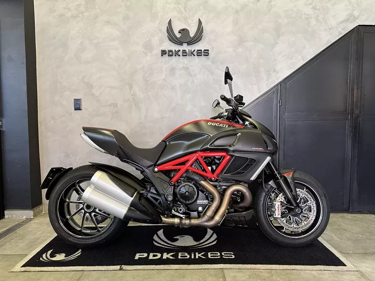 Ducati Diavel Vermelho 2