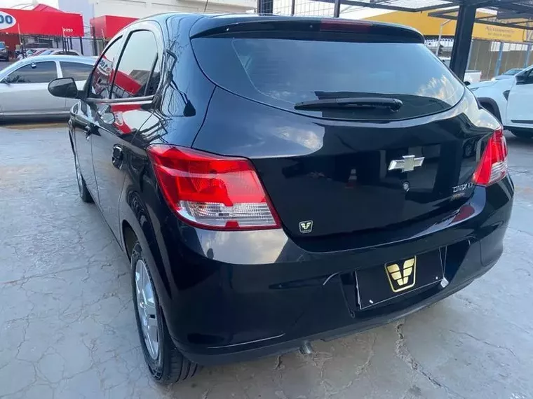 Chevrolet Onix Preto 8