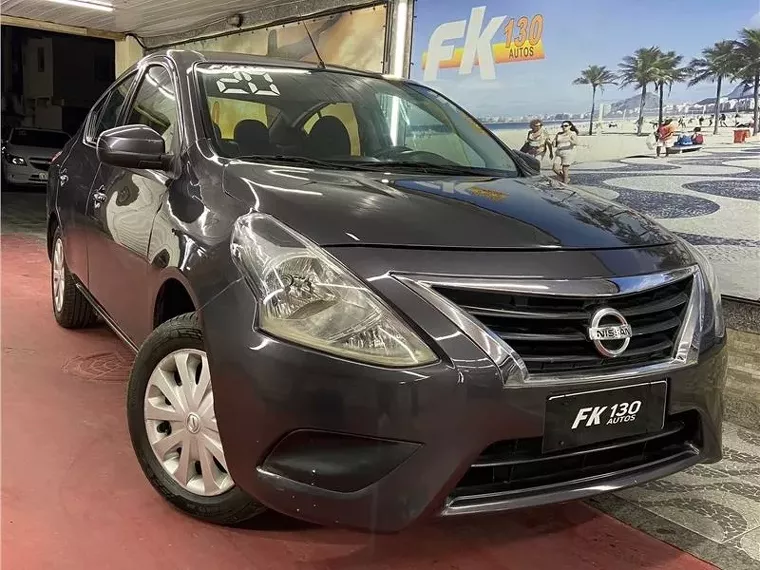 Nissan Versa Cinza 13