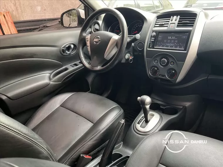 Nissan Versa Branco 15