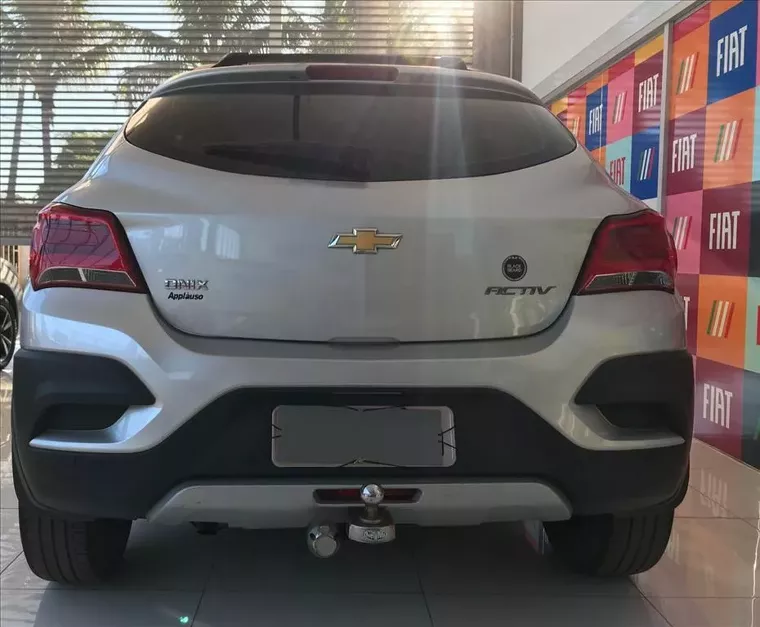 Chevrolet Onix Prata 1