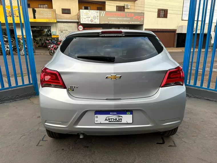 Chevrolet Onix Prata 2