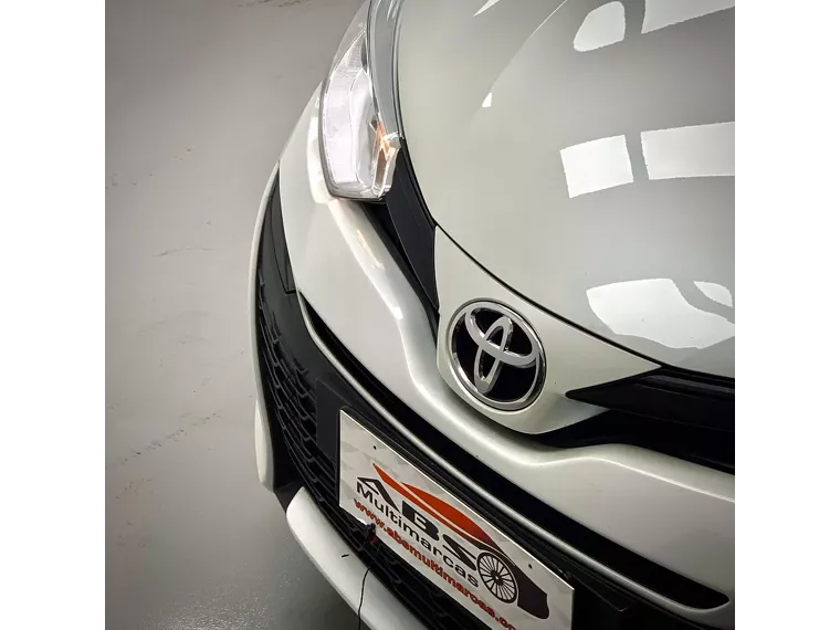 Toyota Yaris Branco 14