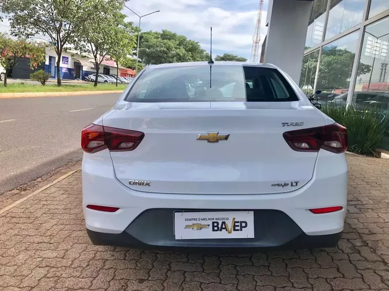 Chevrolet Onix Branco 1