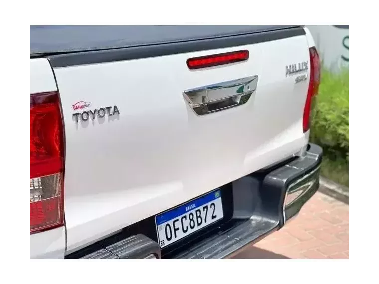 Toyota Hilux Branco 9