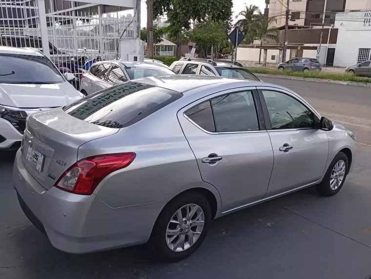 Nissan Versa Prata 7