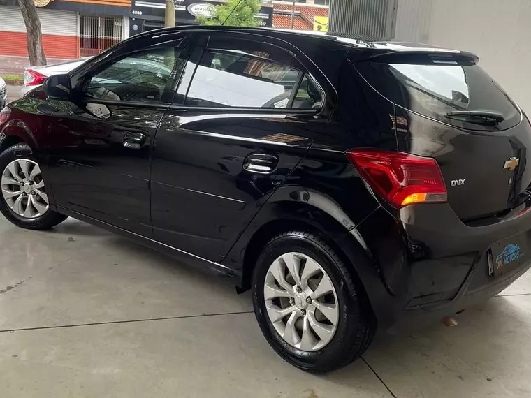 Chevrolet Onix Preto 7