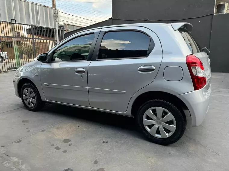 Toyota Etios Prata 14