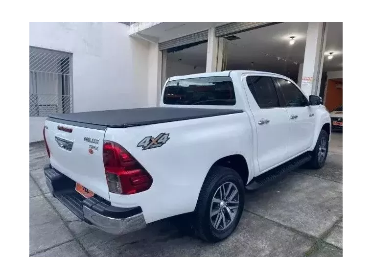 Toyota Hilux Branco 1