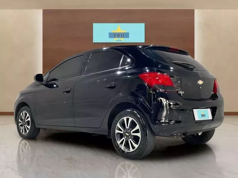 Chevrolet Onix Preto 7