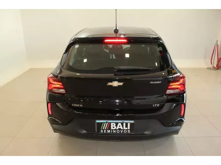 Chevrolet Onix Preto 6