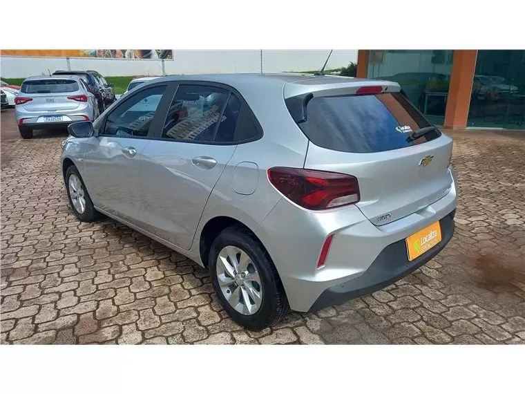 Chevrolet Onix Prata 3