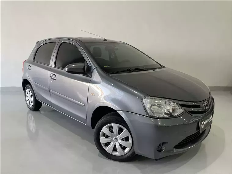 Toyota Etios Cinza 4