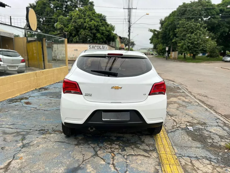 Chevrolet Onix Branco 5