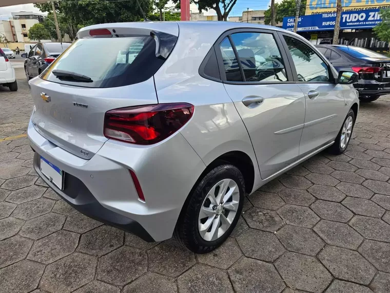 Chevrolet Onix Prata 6