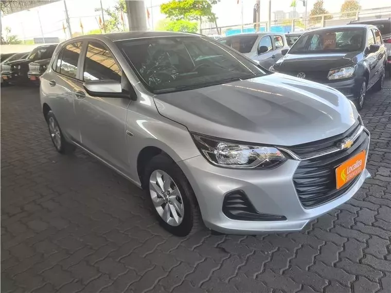 Chevrolet Onix Prata 1