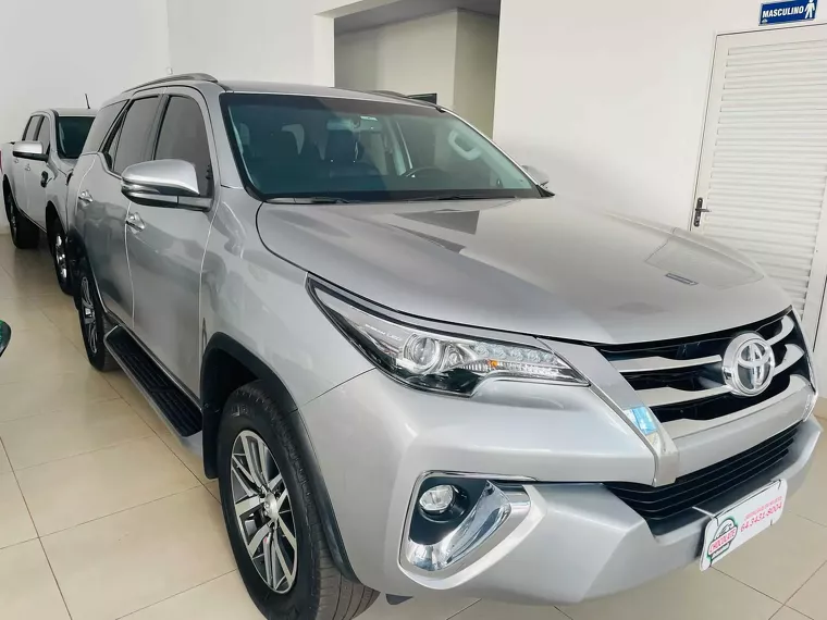 Toyota Hilux SW4 Cinza 5