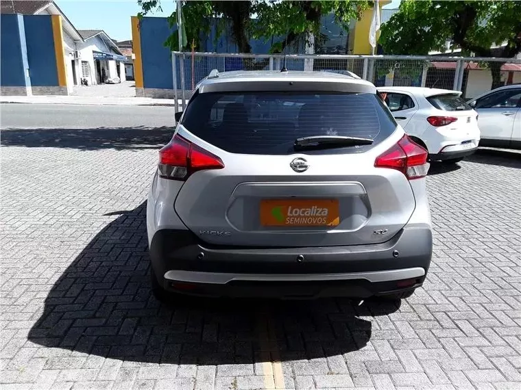 Nissan Kicks Prata 7