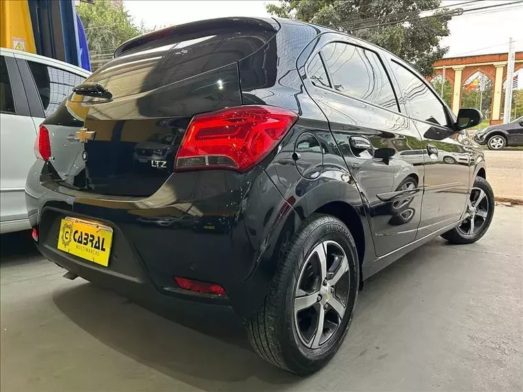 Chevrolet Onix Preto 6