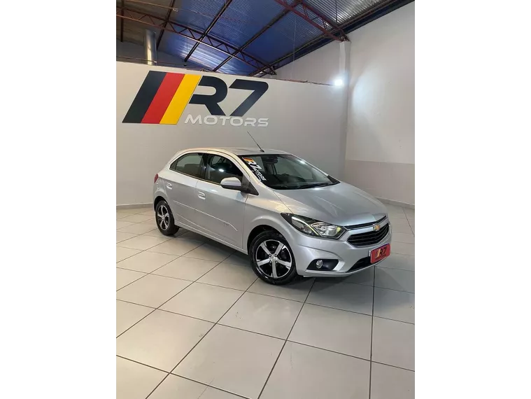 Chevrolet Onix Prata 2