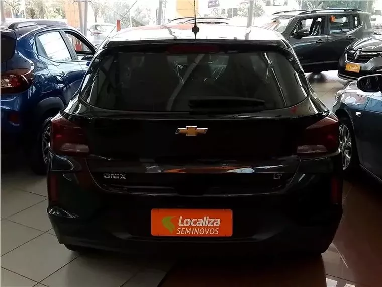 Chevrolet Onix Preto 6